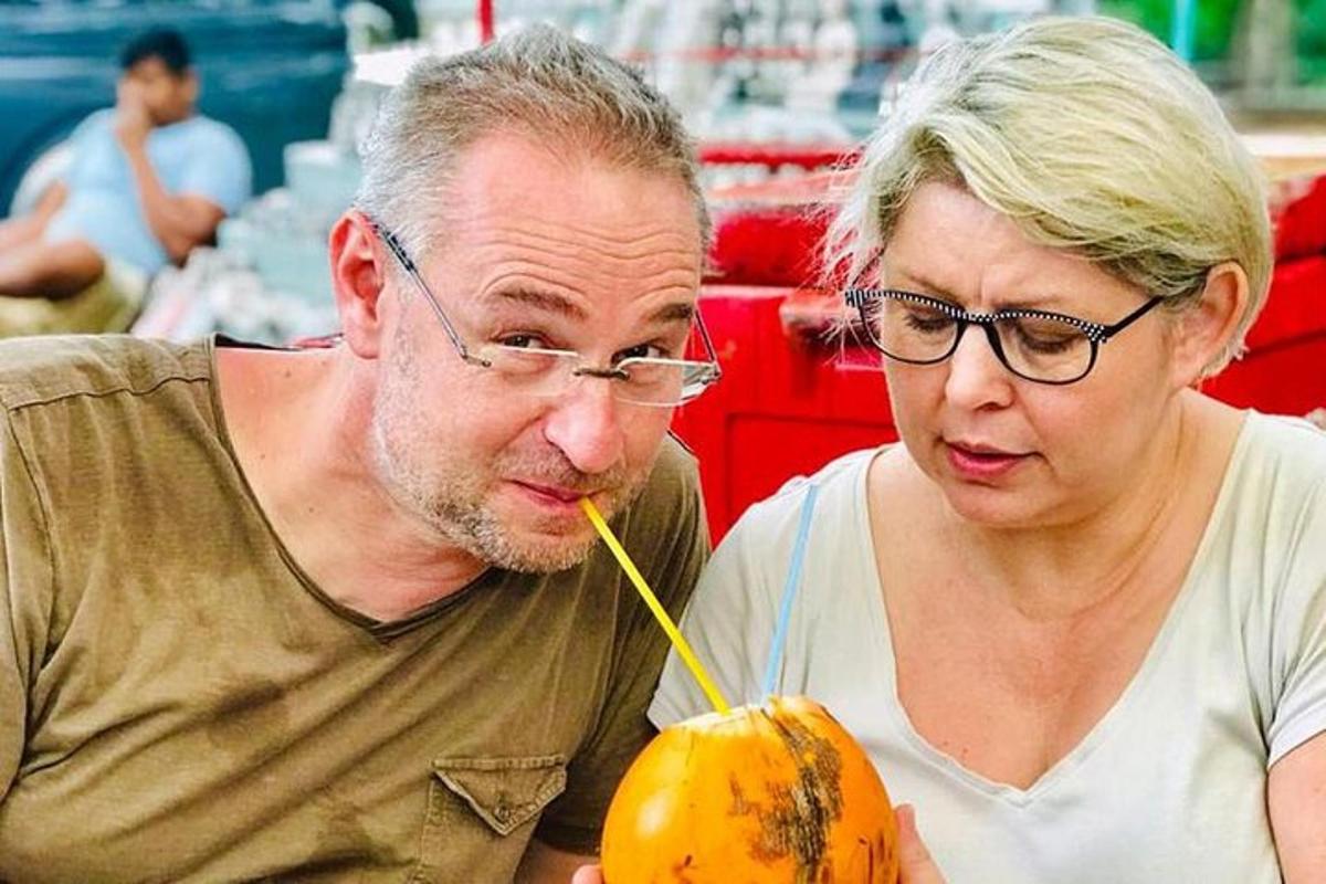 muž a žena pijí z dýně brčkem