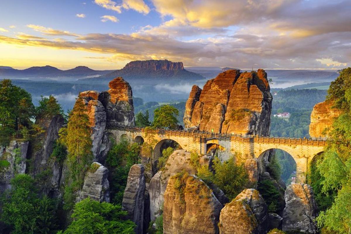 uma ponte em Meteora, Alemanha, com penhascos e árvores