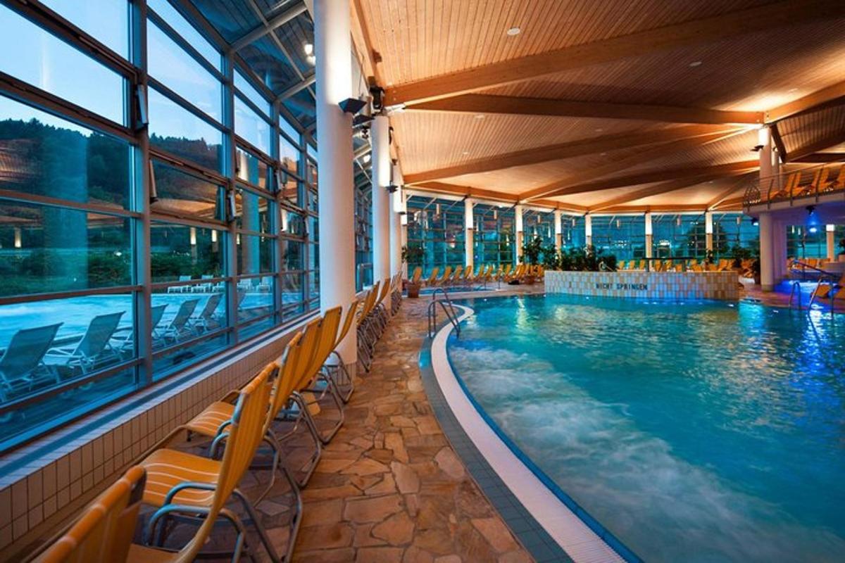 uma grande piscina em um prédio com janelas