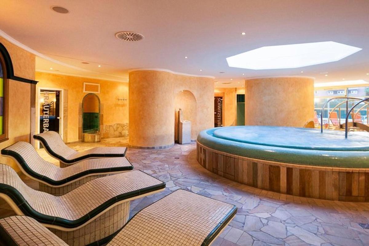 um lobby de hotel com uma banheira de hidromassagem no meio