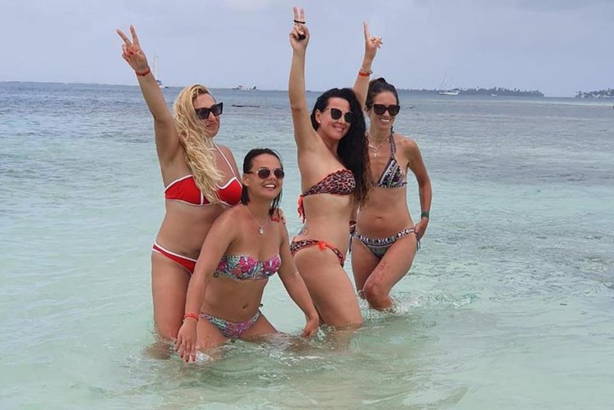 sekelompok wanita di air di pantai