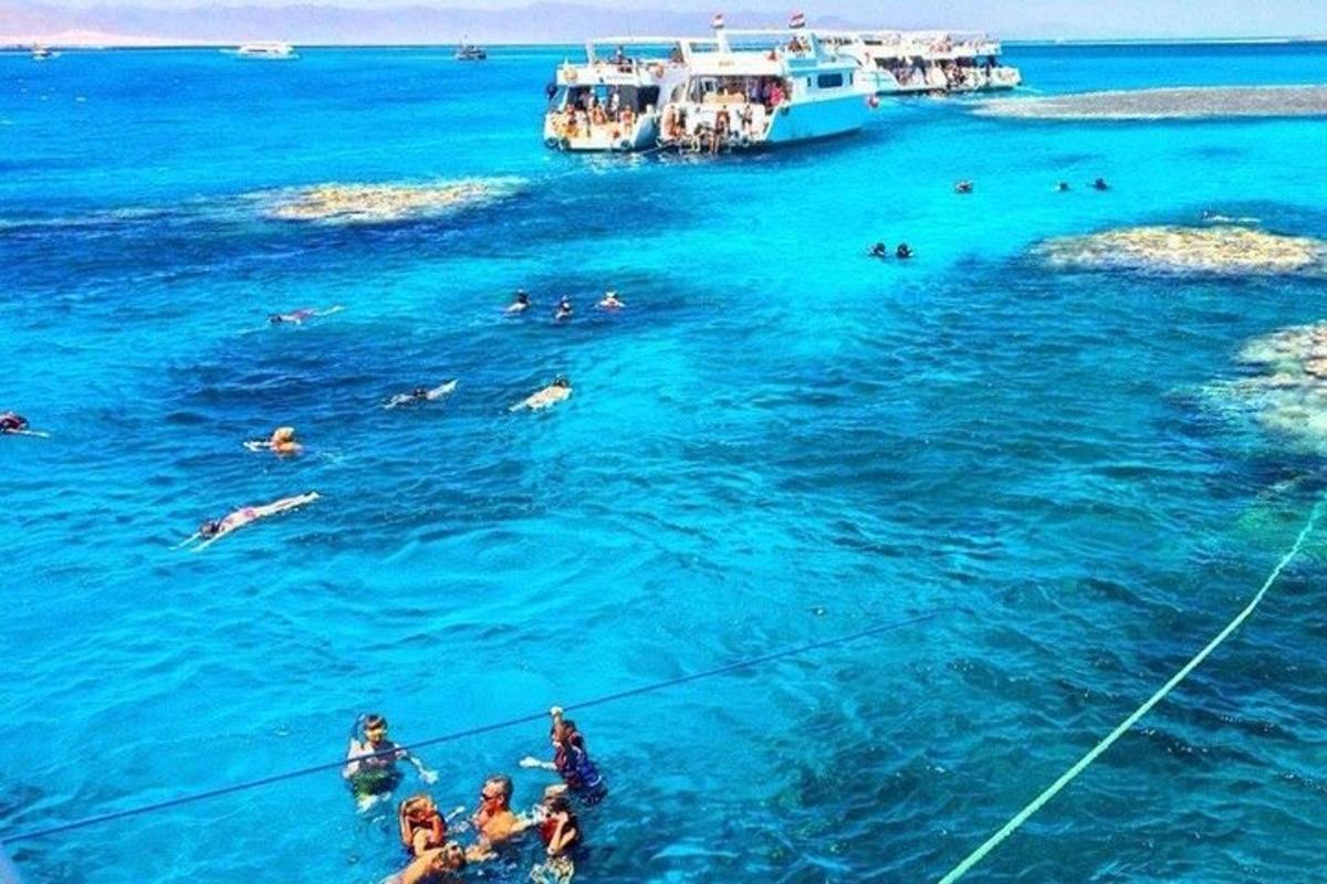 un grup de persones nedant a l'aigua blava