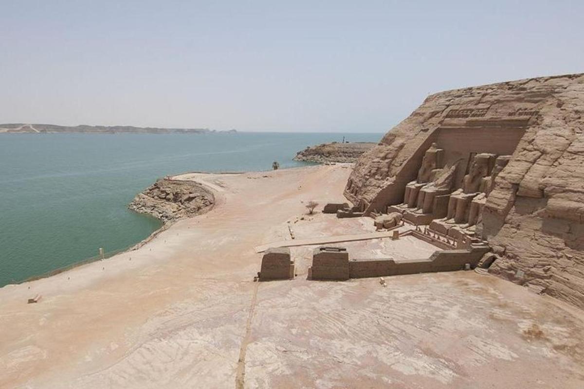 un antico edificio su una scogliera vicino all'acqua