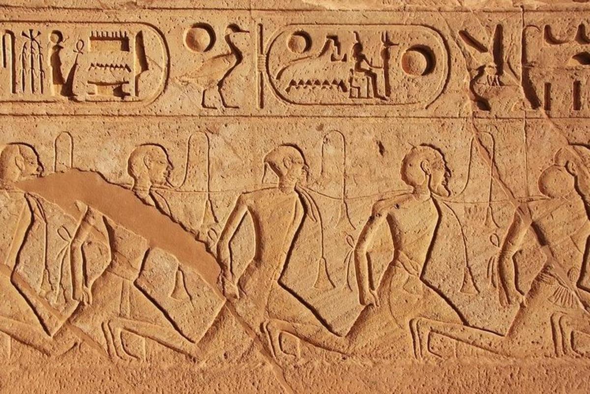 relief na strani sarkofaga