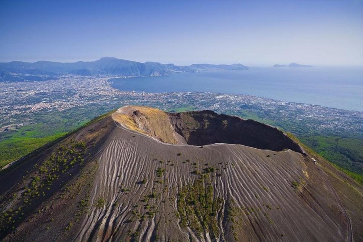 una vista aerea di una montagna con l'oceano