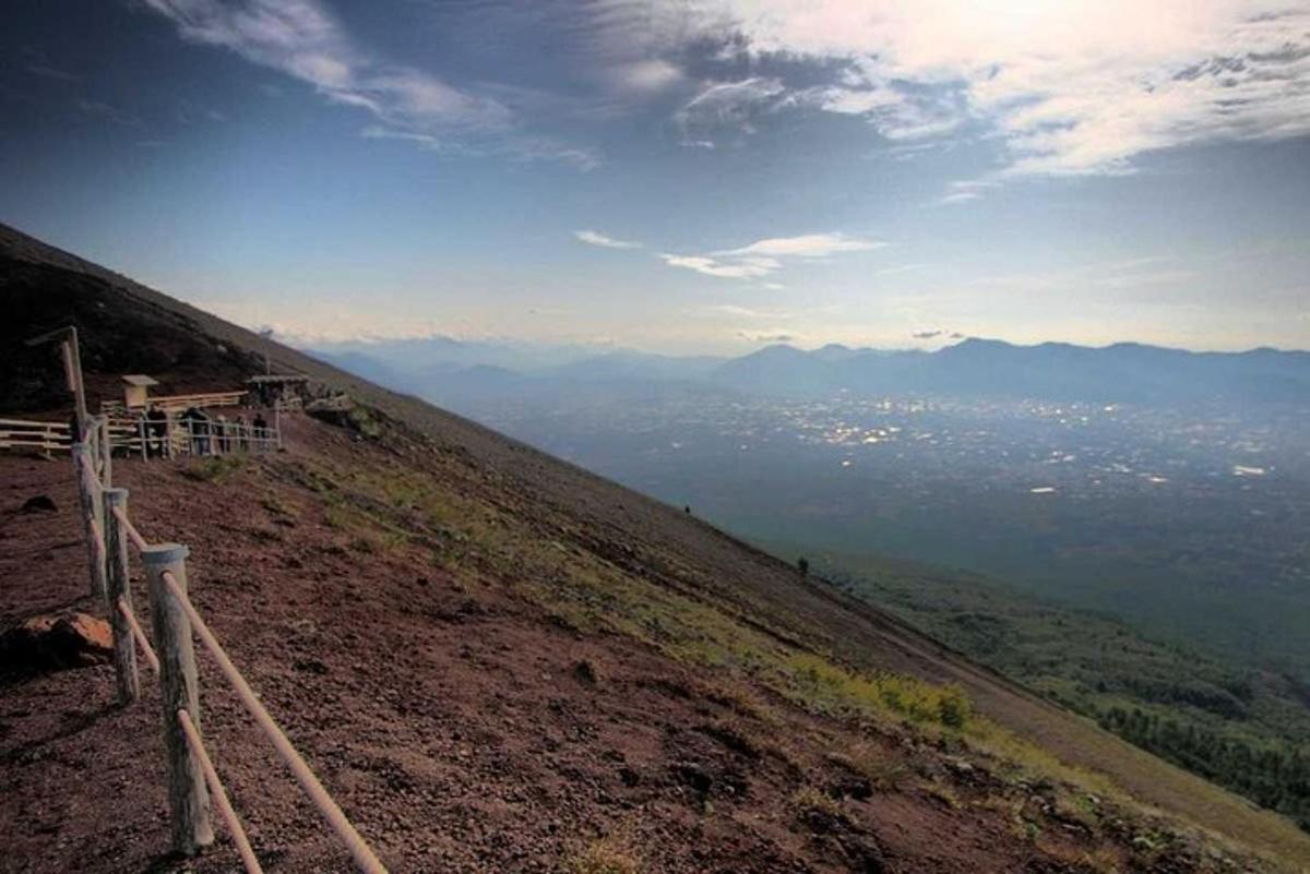 una vista di una collina con vista di una città
