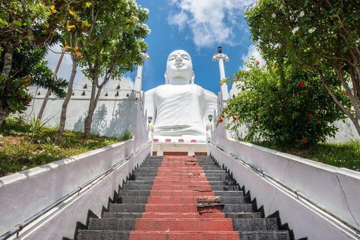 一座坐落在楼梯顶上的大型雕像