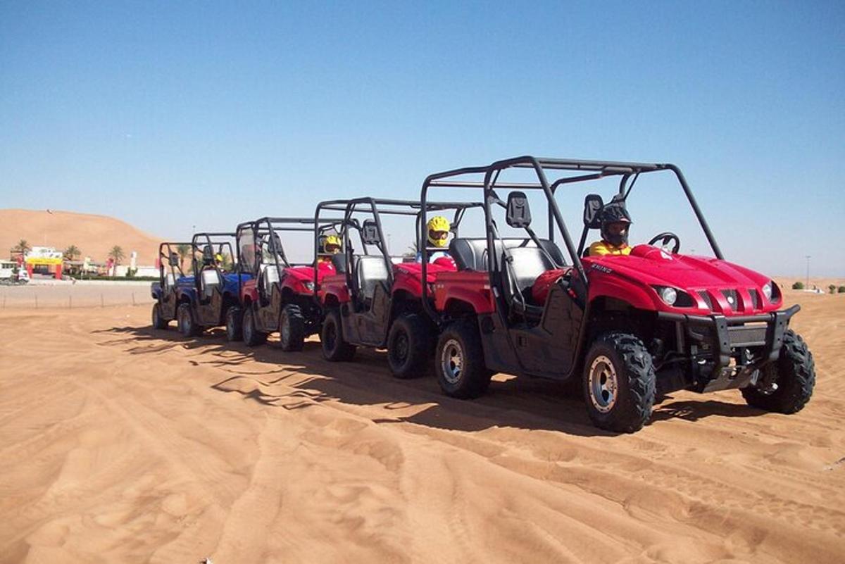 un gruppo di quattro quad che guidano nel deserto