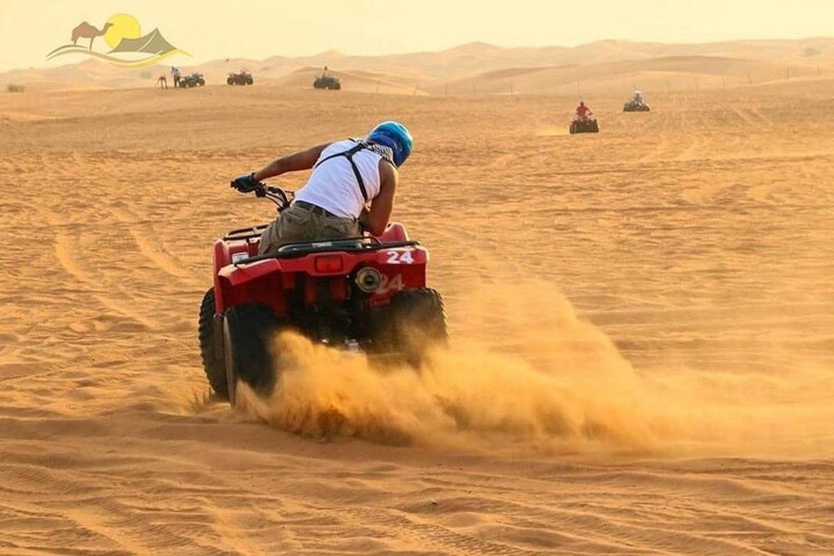 un bărbat care merge pe un ATV în deșert
