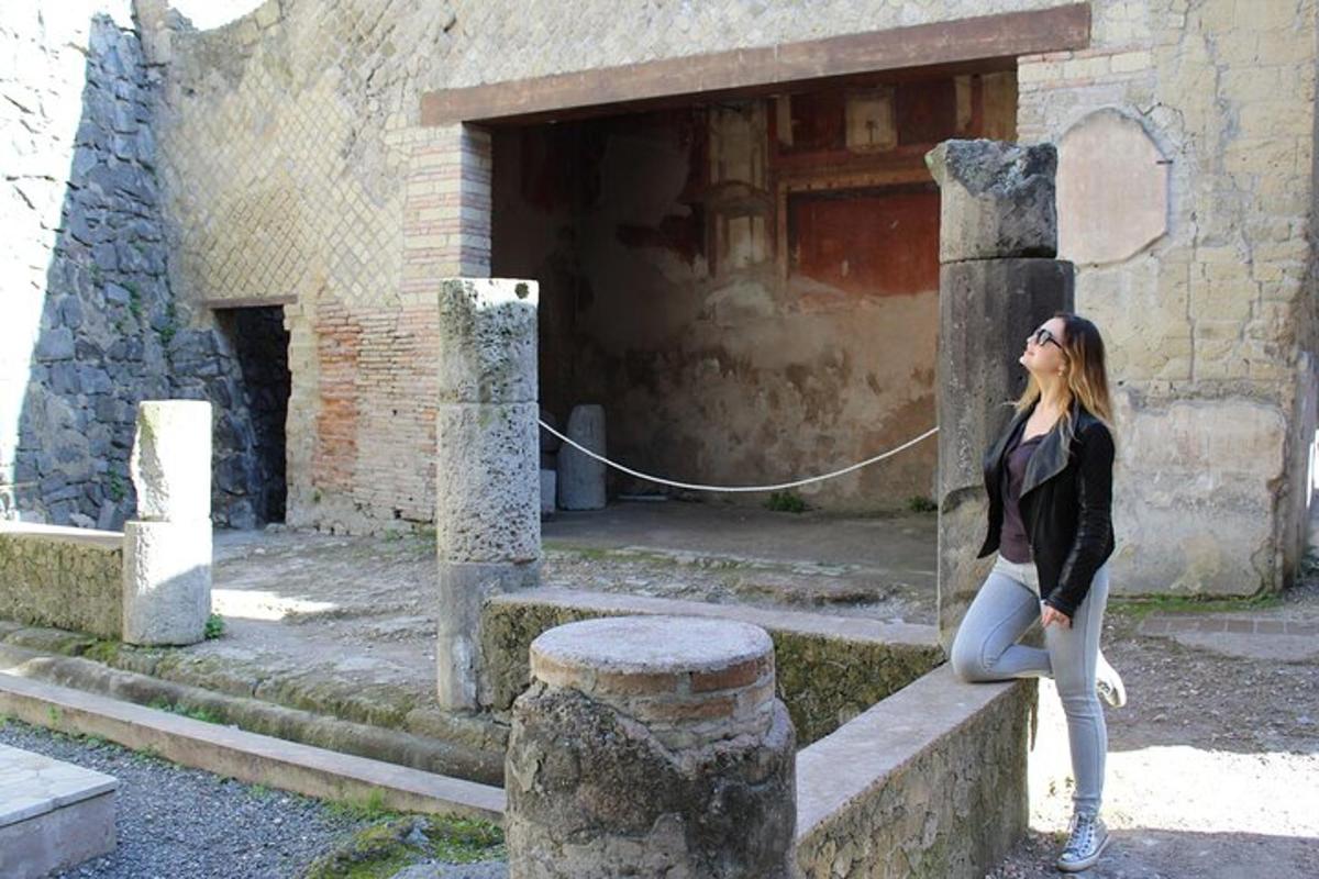 una donna seduta sui gradini di un edificio