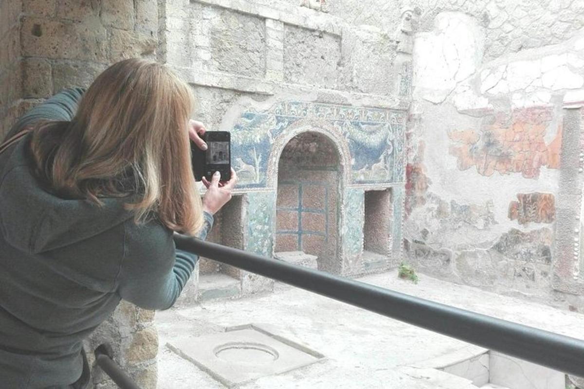 ženska, ki fotografira stavbo s svojim mobilnim telefonom