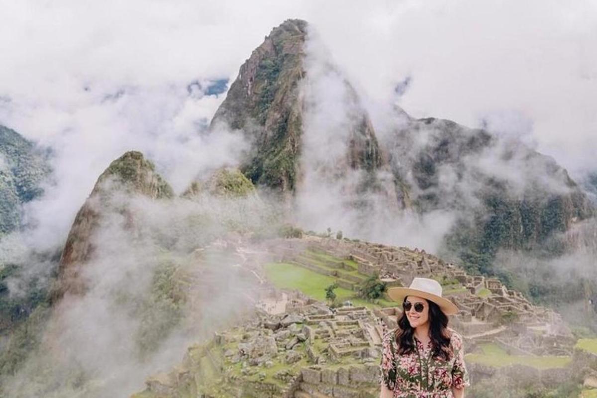 naine seisab mägedes Machu Picchul