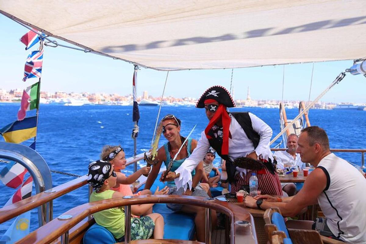 hópur fólks á bát í vatninu