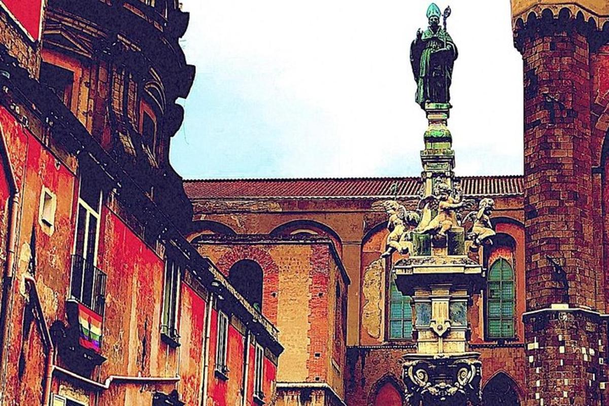 o lumină stradală în fața unei clădiri din cărămidă