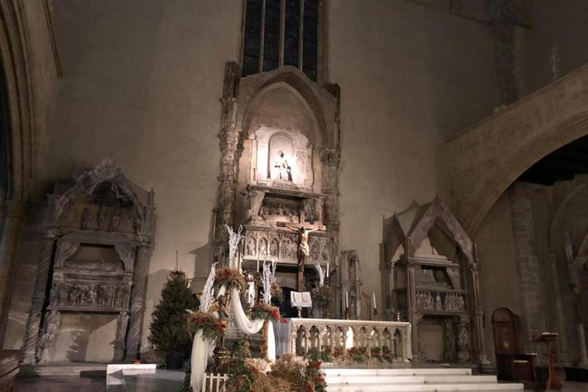 un altar mare într-o biserică cu decorațiuni de Crăciun
