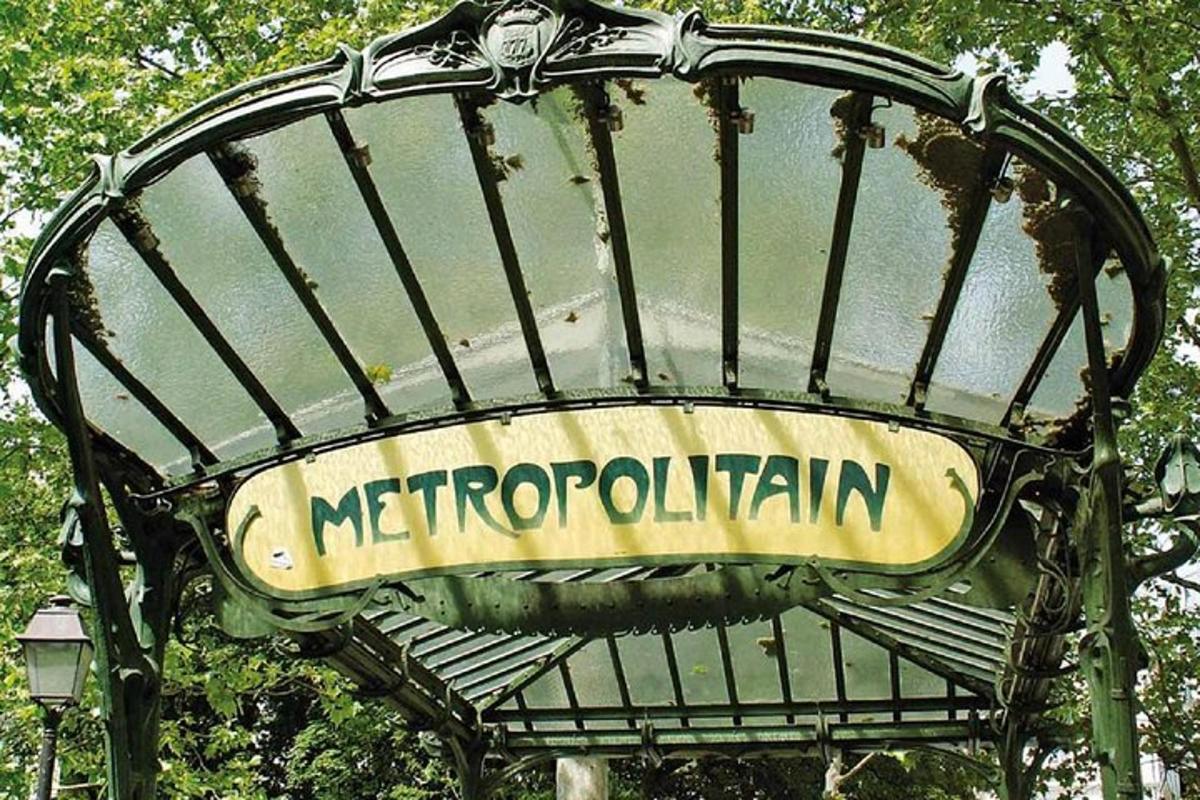 a sign for a metropolitain