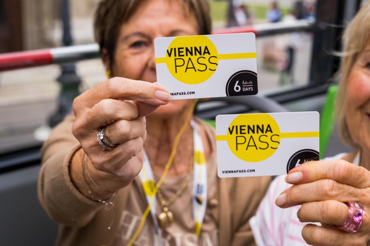 Una mujer sostiene un cartel que dice "Pase de Viena".