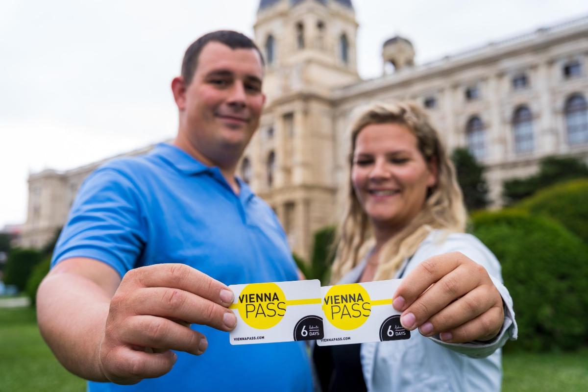 muž a žena držící ceduli s nápisem obědová permanentka