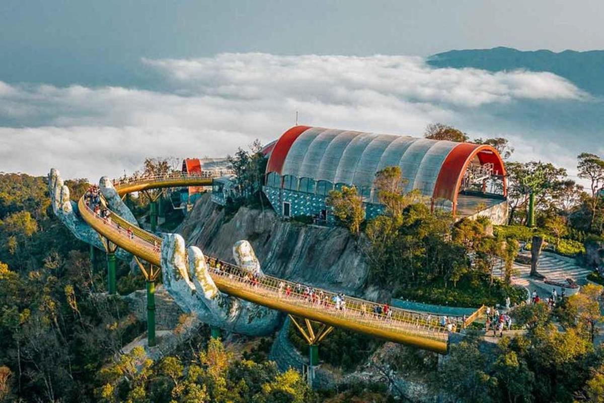 um passeio de parque de diversões com uma montanha-russa