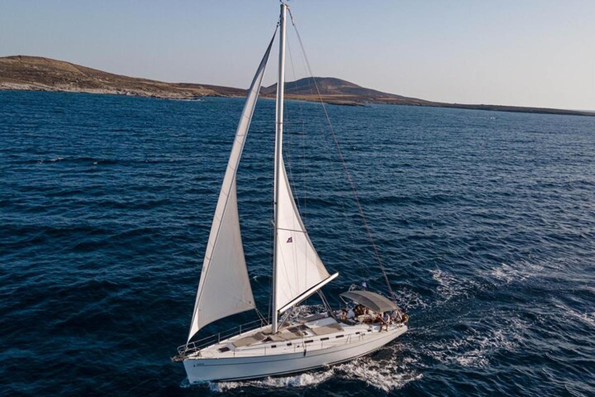 una barca a vela in acqua su un grande specchio d'acqua