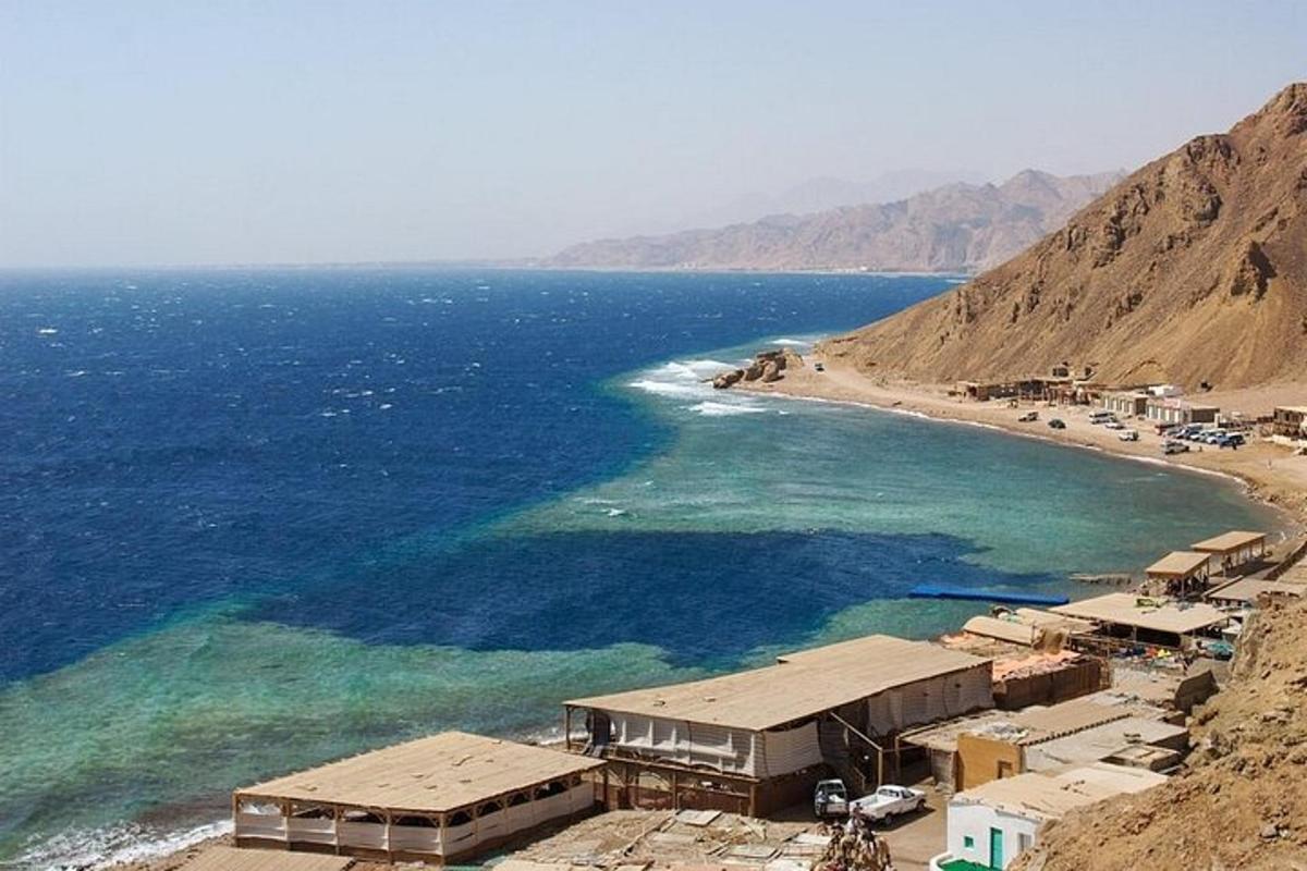 una spiaggia con un gruppo di edifici e l'oceano