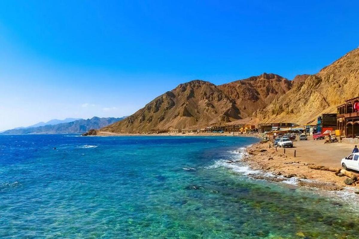 una vista di una spiaggia con le montagne sullo sfondo