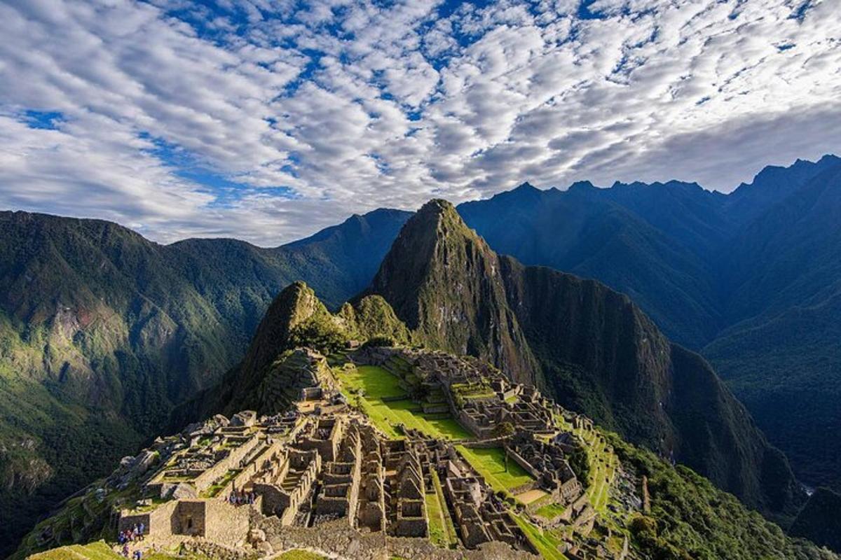 một góc nhìn từ trên không của tàn tích Inca trên một ngọn núi