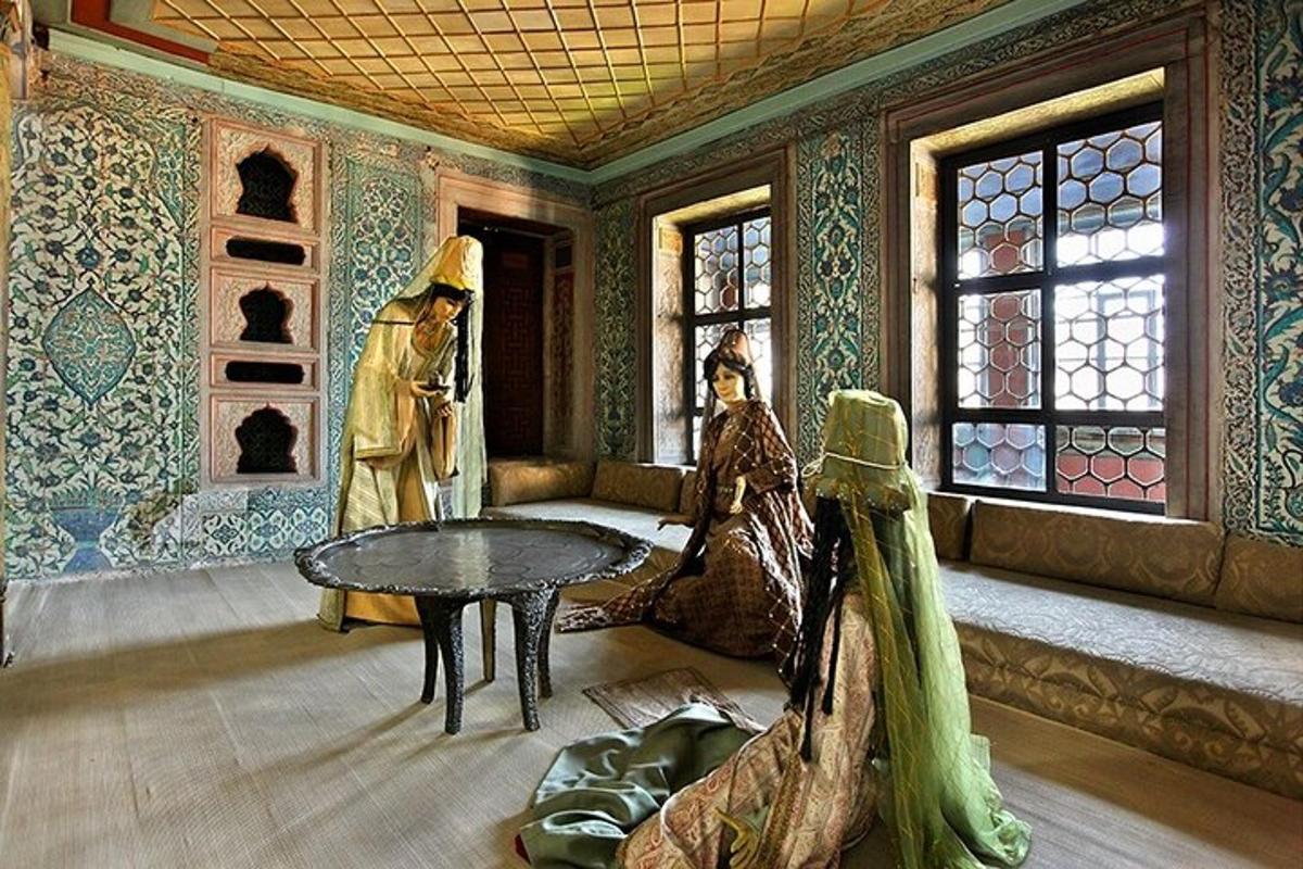 una stanza con due statue, un tavolo e delle finestre