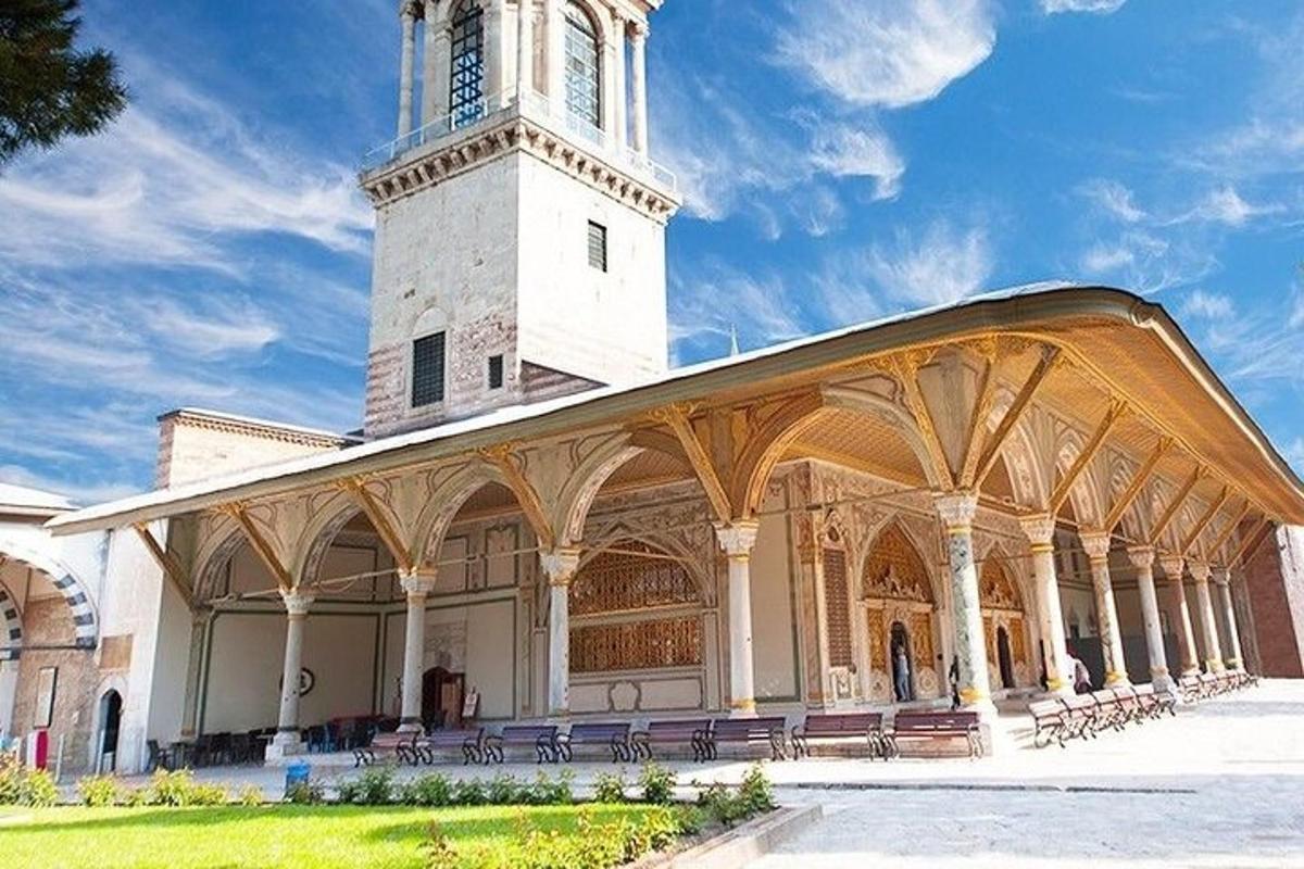 un edificio con una torre con un orologio sopra