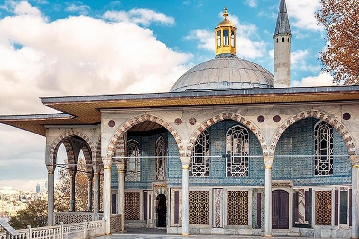 una moschea con una torre dell'orologio in cima