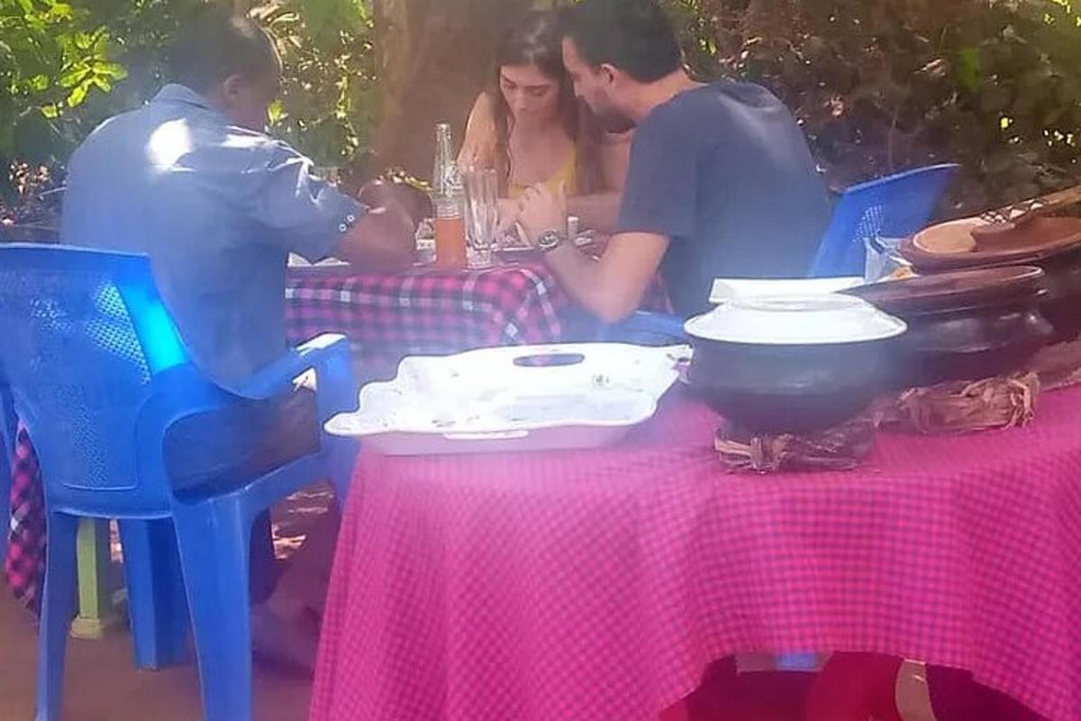 sekumpulan orang duduk di meja