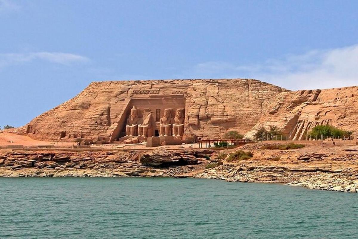 un antico edificio su una scogliera vicino all'acqua