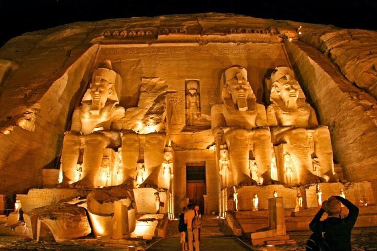una vista del tempio di Abu Simbel di notte
