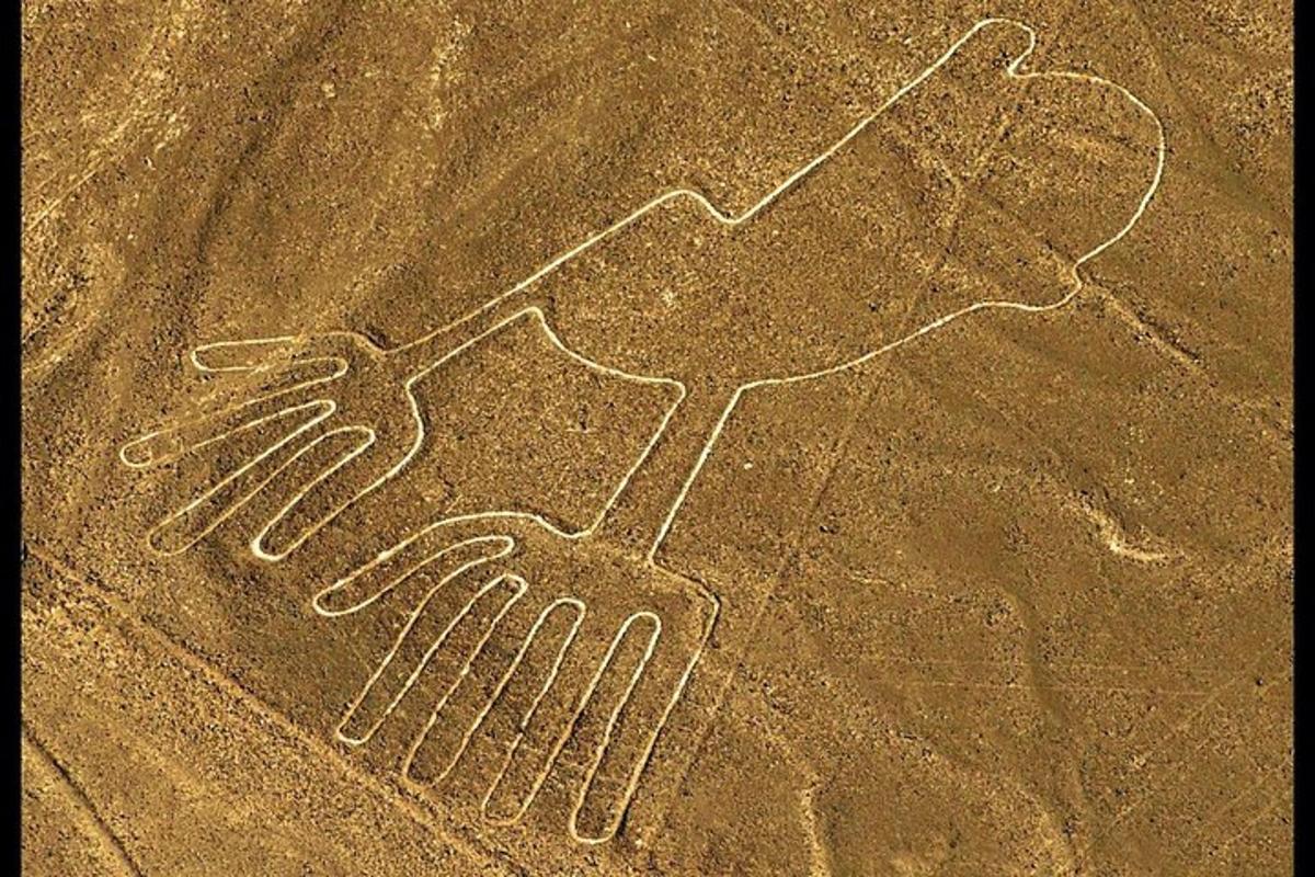 eine Zeichnung von zwei Händen im Sand