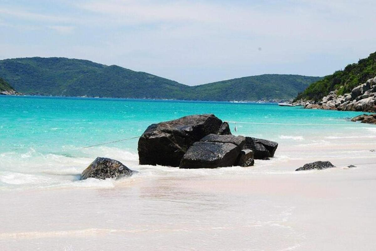 una spiaggia con alcune rocce nell'acqua