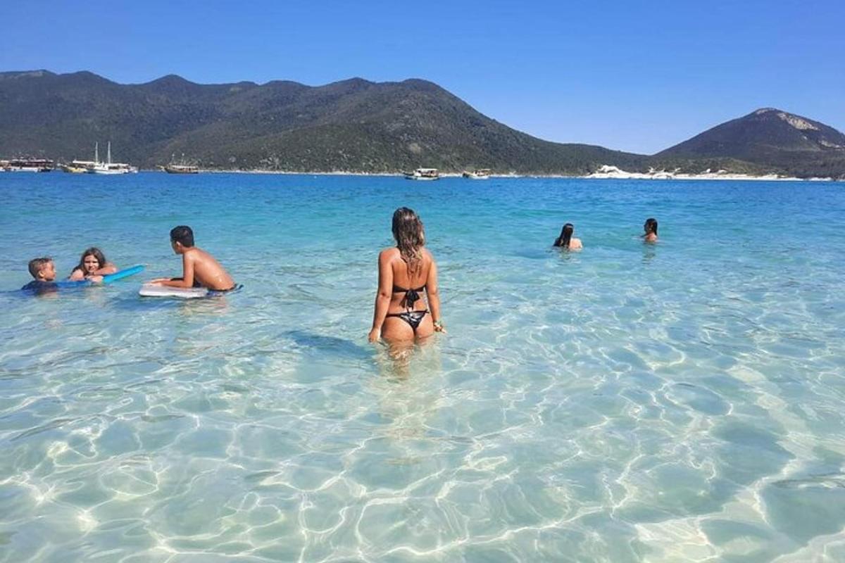 un gruppo di persone che nuotano nell'acqua