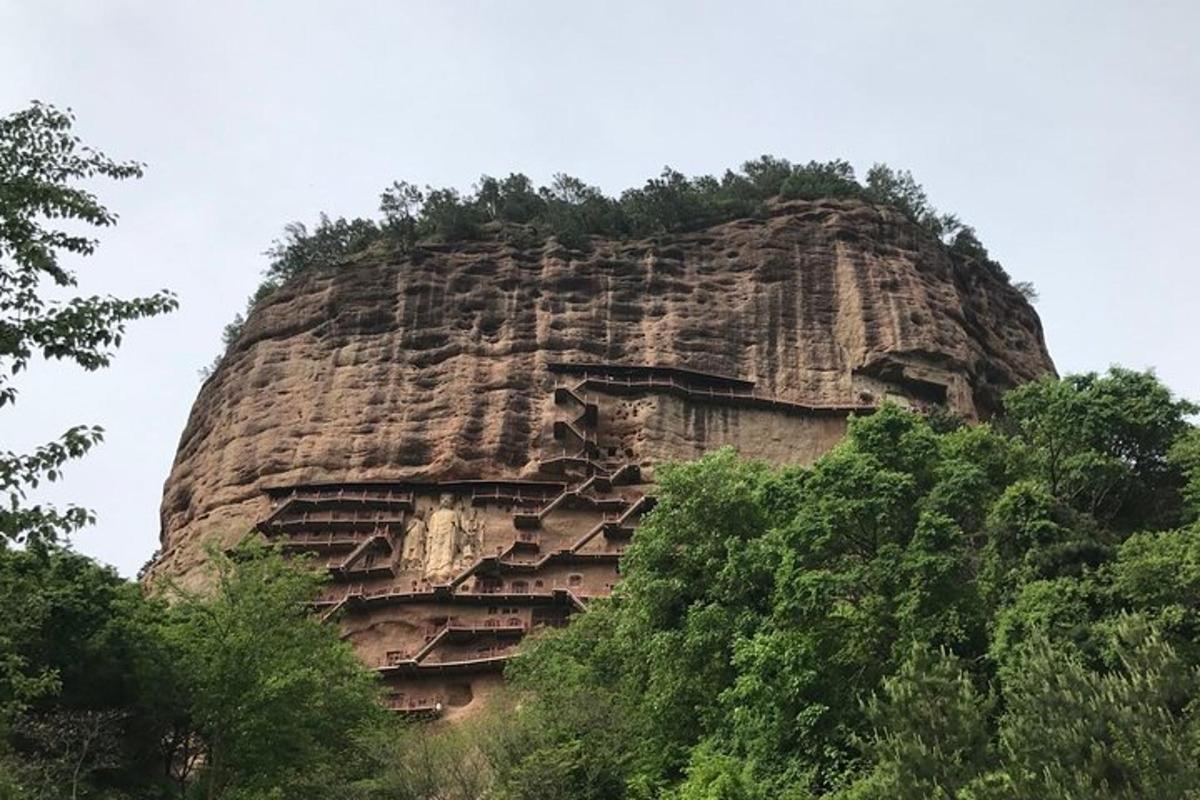 một ngọn núi đá có cây trên đỉnh
