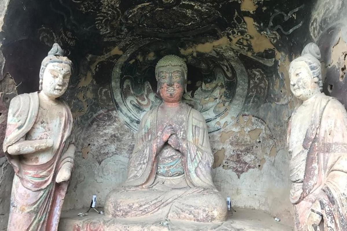một nhóm tượng trong hang động