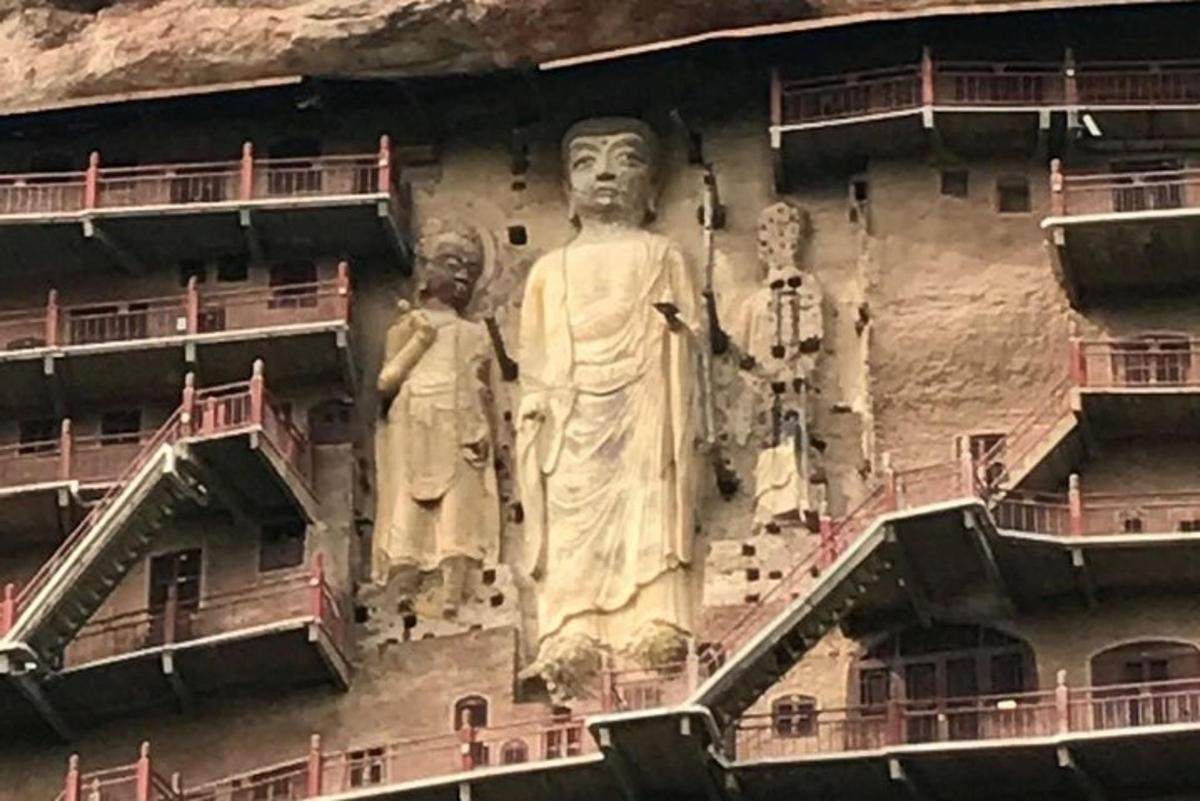 建筑物侧面的大型雕像