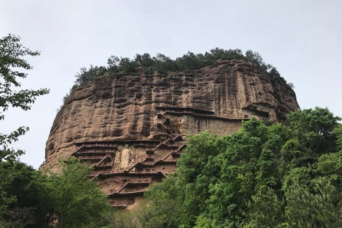 山顶有树木的岩石山