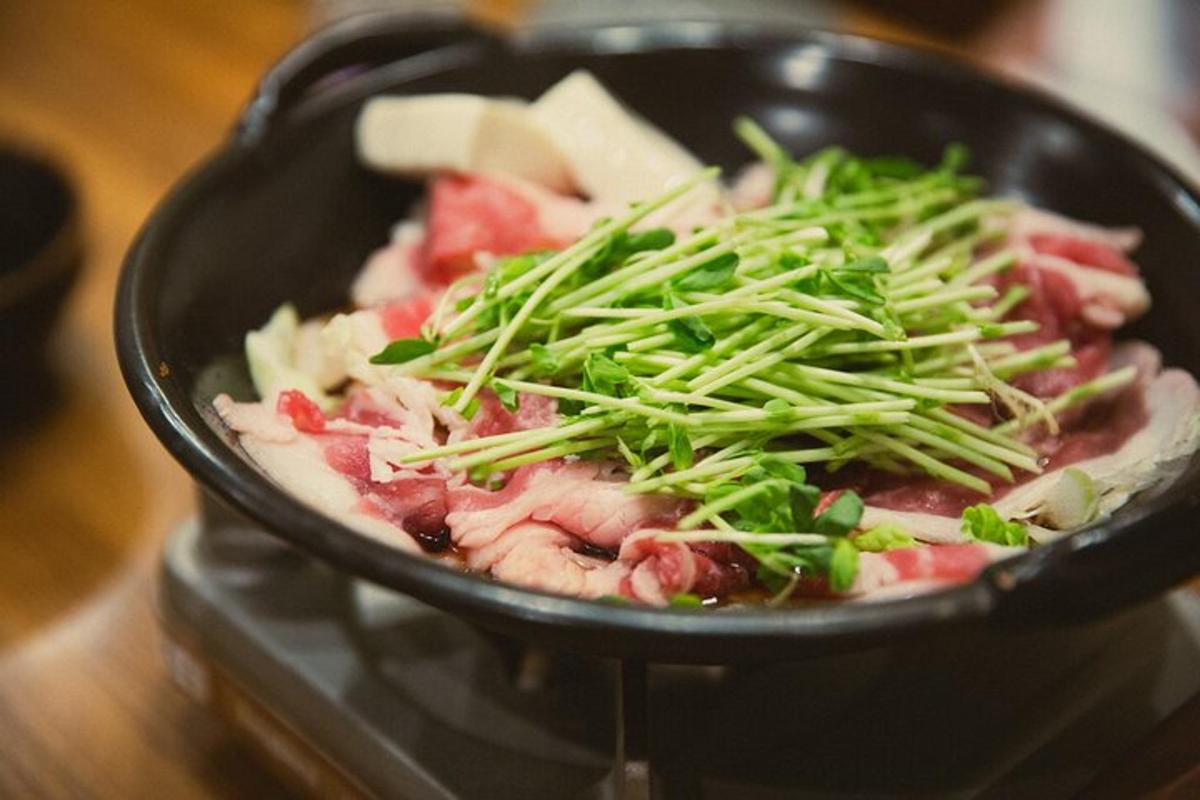 uma panela cheia de carne e vegetais sobre uma mesa