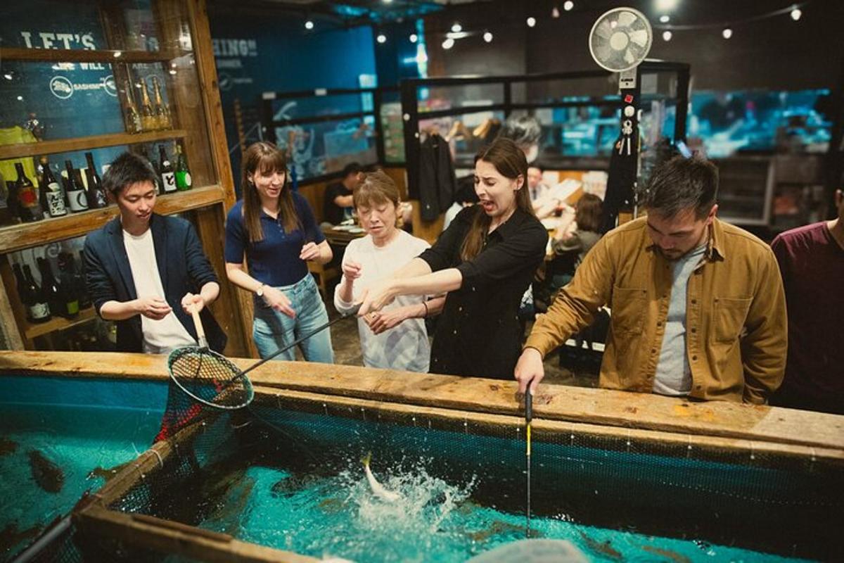 um grupo de pessoas em pé ao redor de uma piscina de água