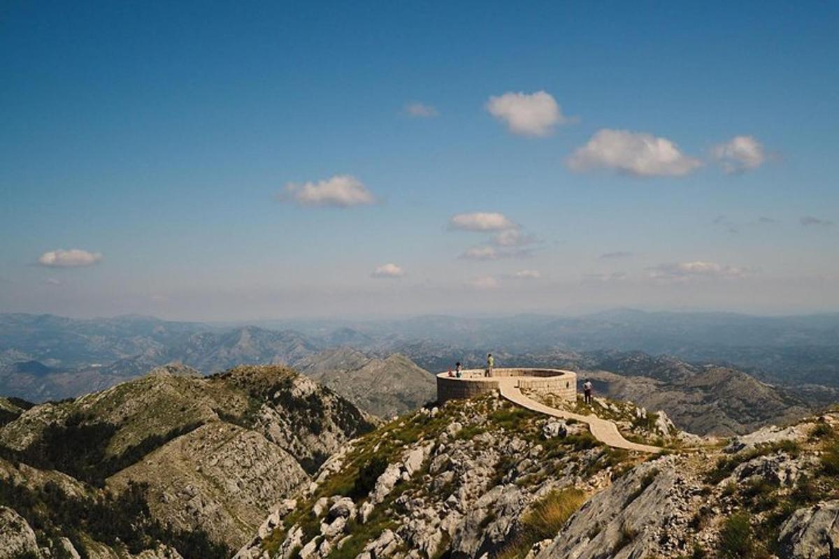 un edifici al cim d'una muntanya