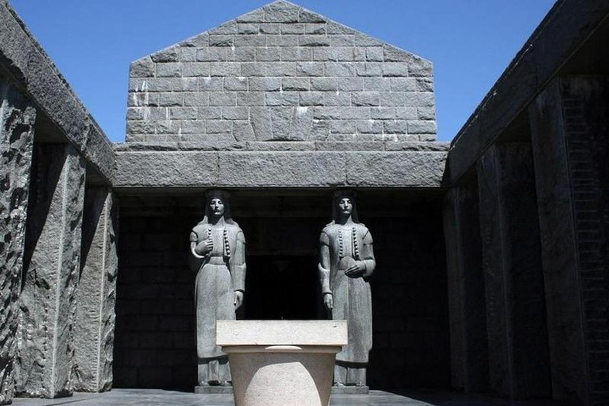dues estàtues de dues persones dempeus en un edifici