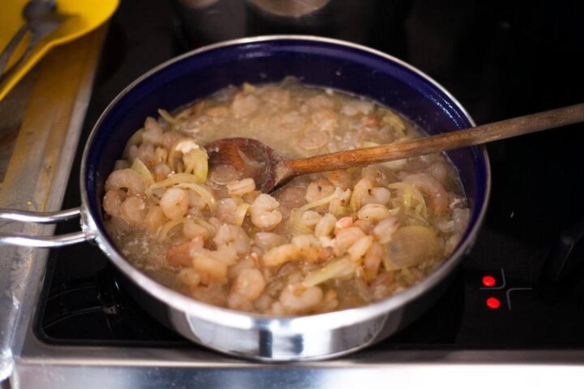 periuk makanan di atas dapur dengan sudu