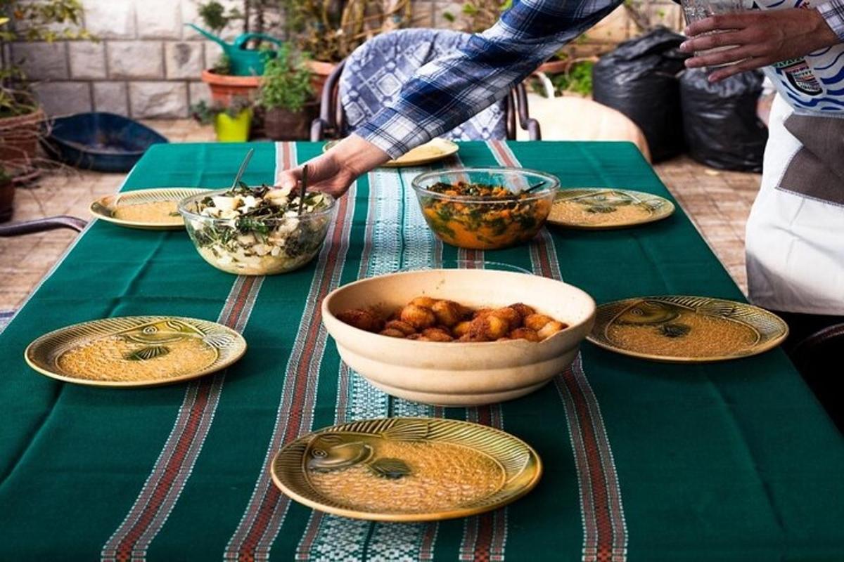 meja dengan pinggan makanan dan semangkuk makanan