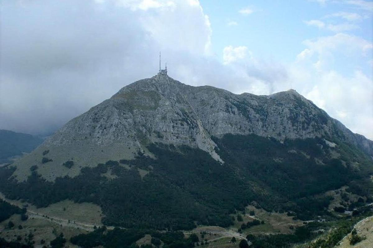 una muntanya amb una creu al cim