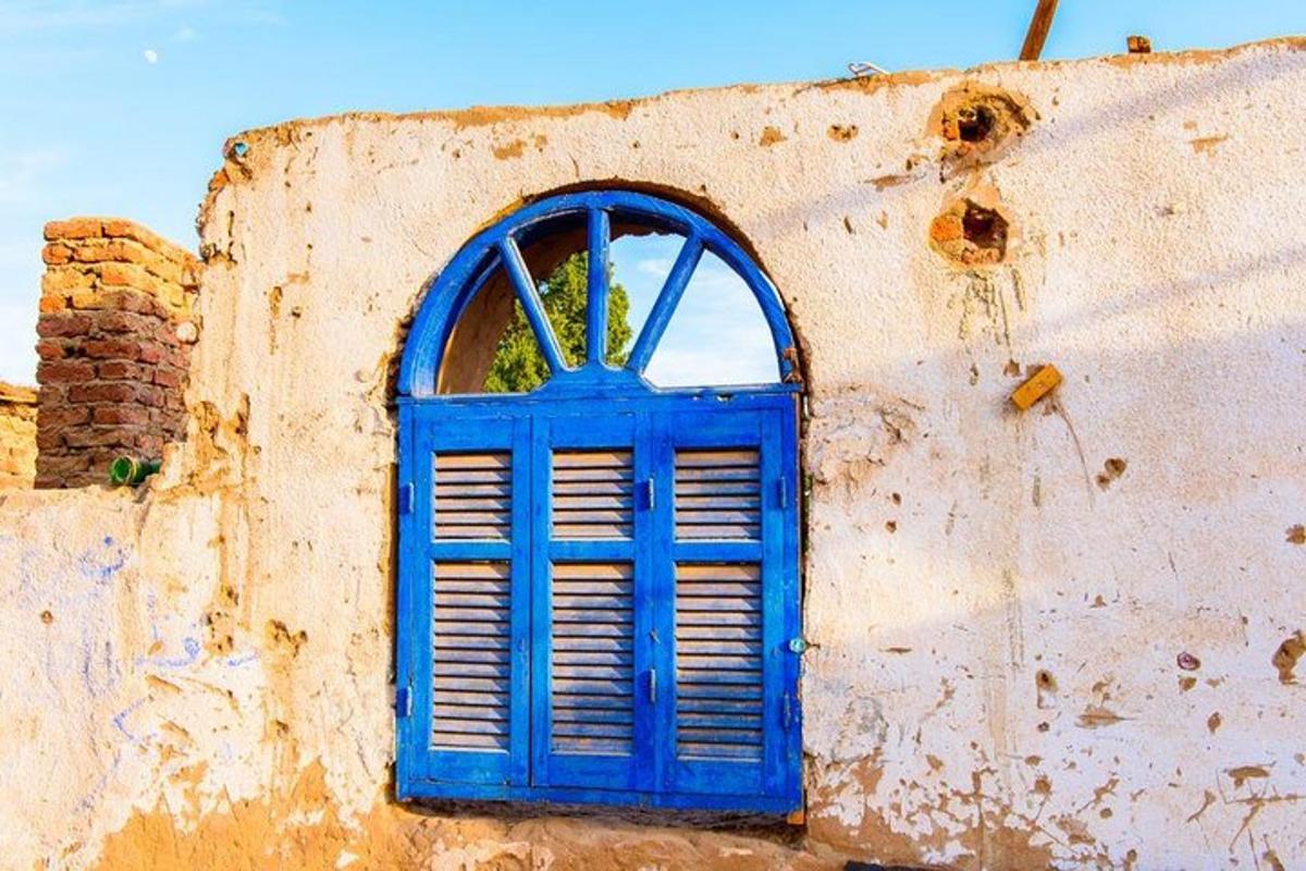 una porta blu sul lato di un edificio