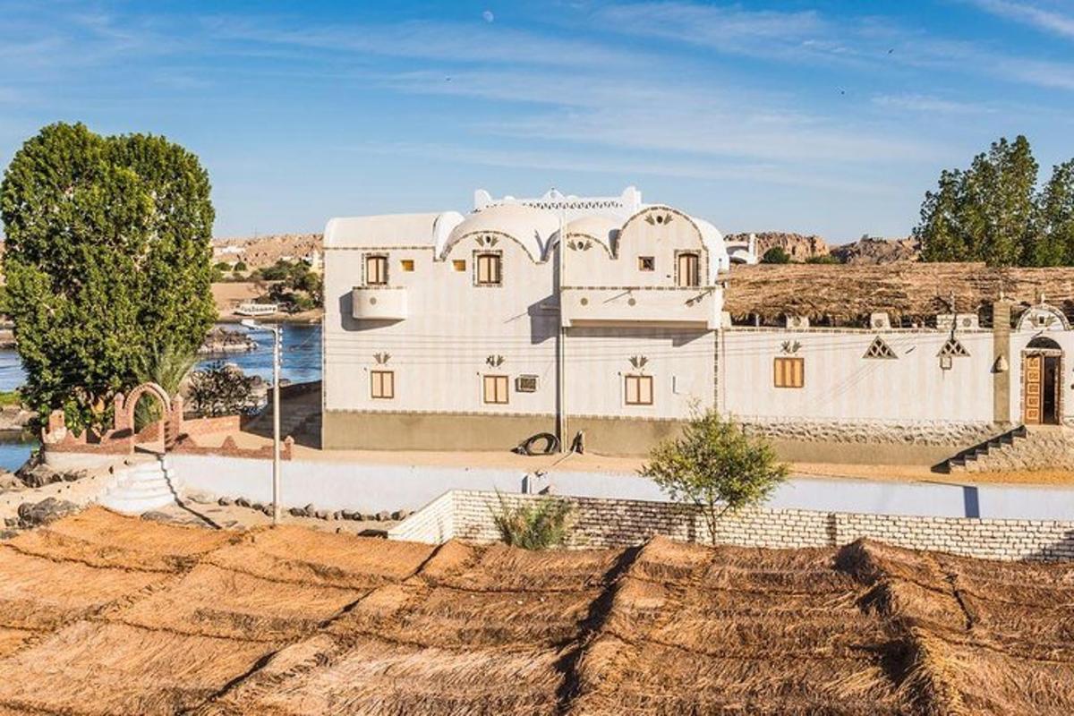 un grande edificio bianco in mezzo a un campo