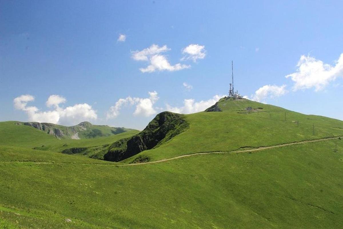 zelený kopec s křížem na vrcholu